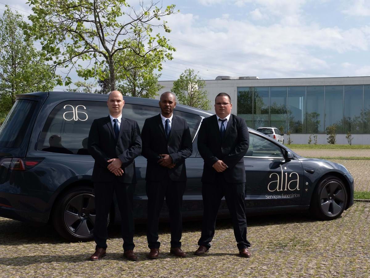 Grupo catalão investe no negócio funerário em Portugal ao volante da Tesla